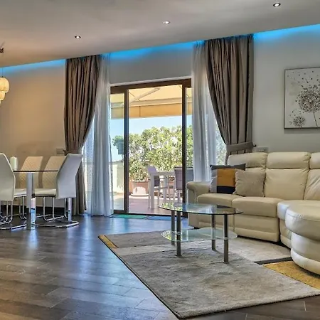 Gozo Luxury Penthouse アパート